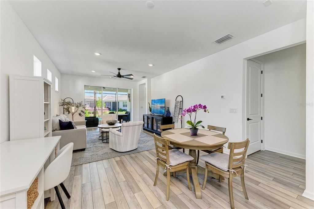 合同活跃: $599,000 (3 贝兹, 2 浴室, 1640 平方英尺)