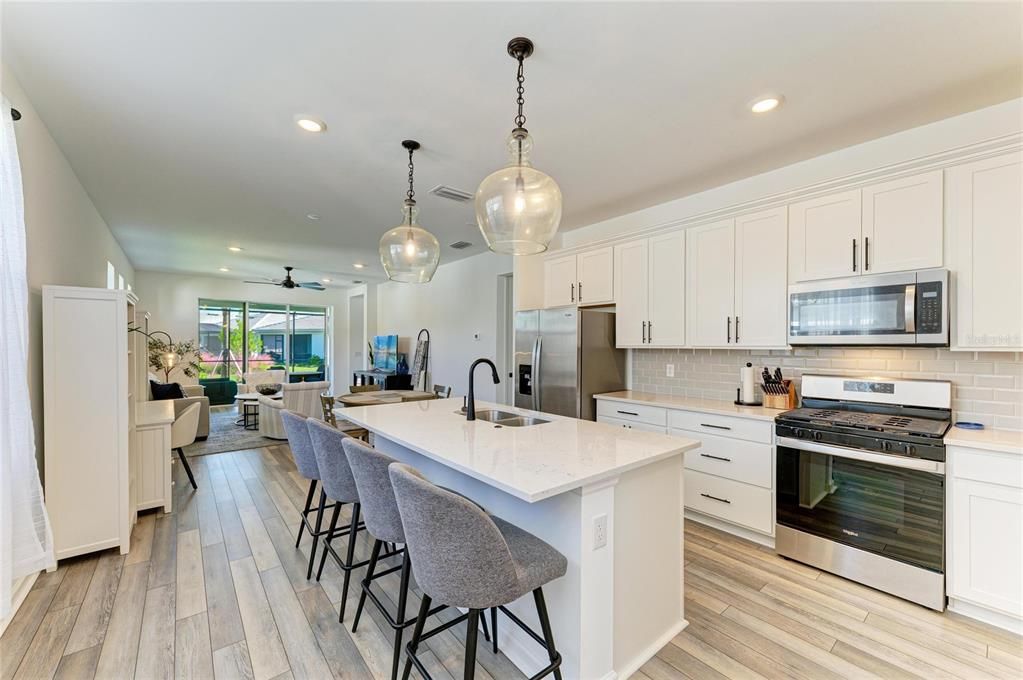 合同活跃: $599,000 (3 贝兹, 2 浴室, 1640 平方英尺)