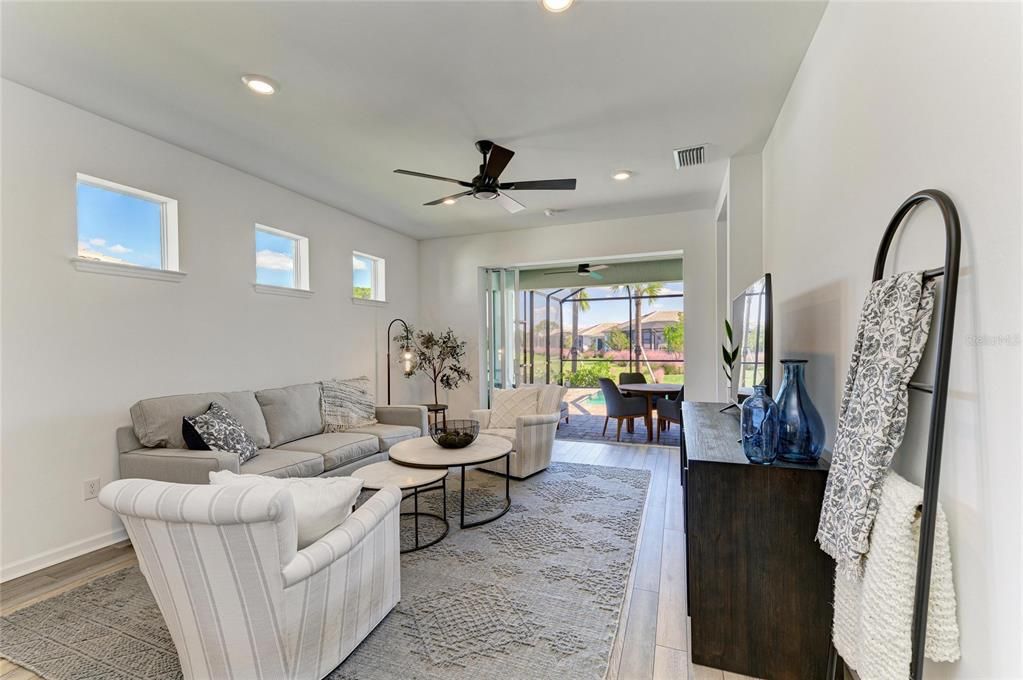 合同活跃: $599,000 (3 贝兹, 2 浴室, 1640 平方英尺)