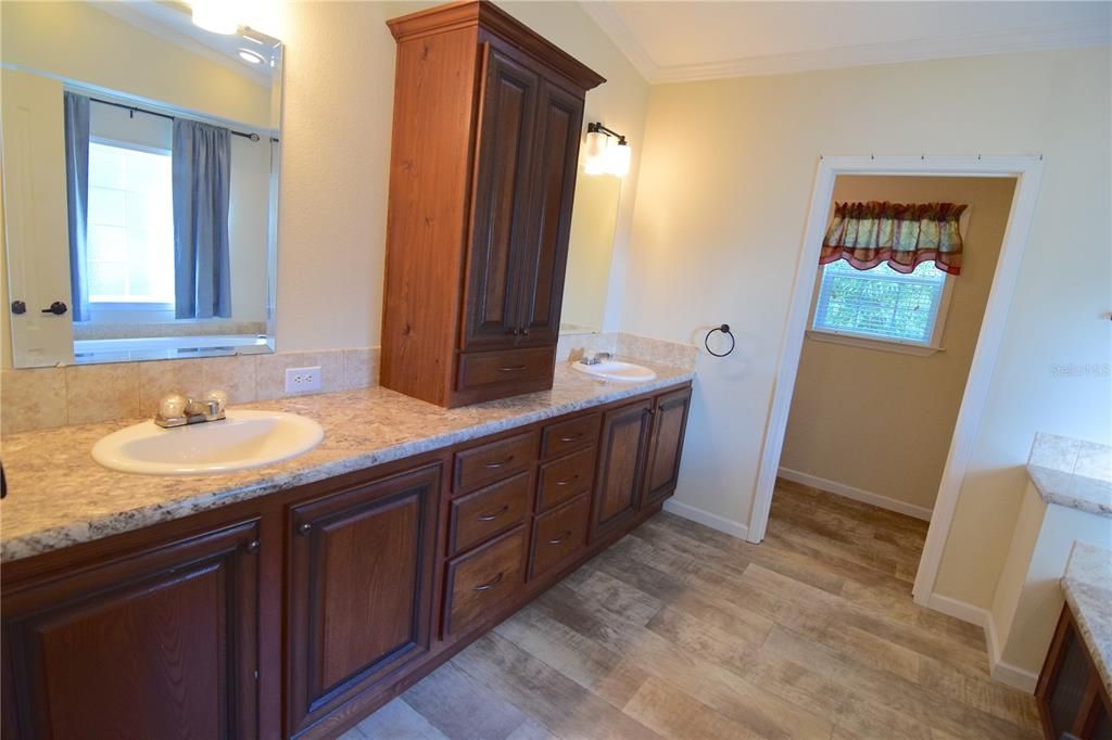 For Sale: $144,900 (2 beds, 2 baths, 1344 Square Feet)