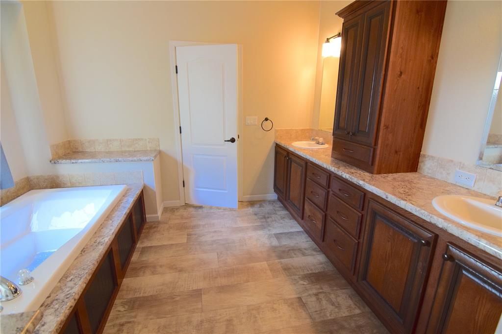 For Sale: $144,900 (2 beds, 2 baths, 1344 Square Feet)