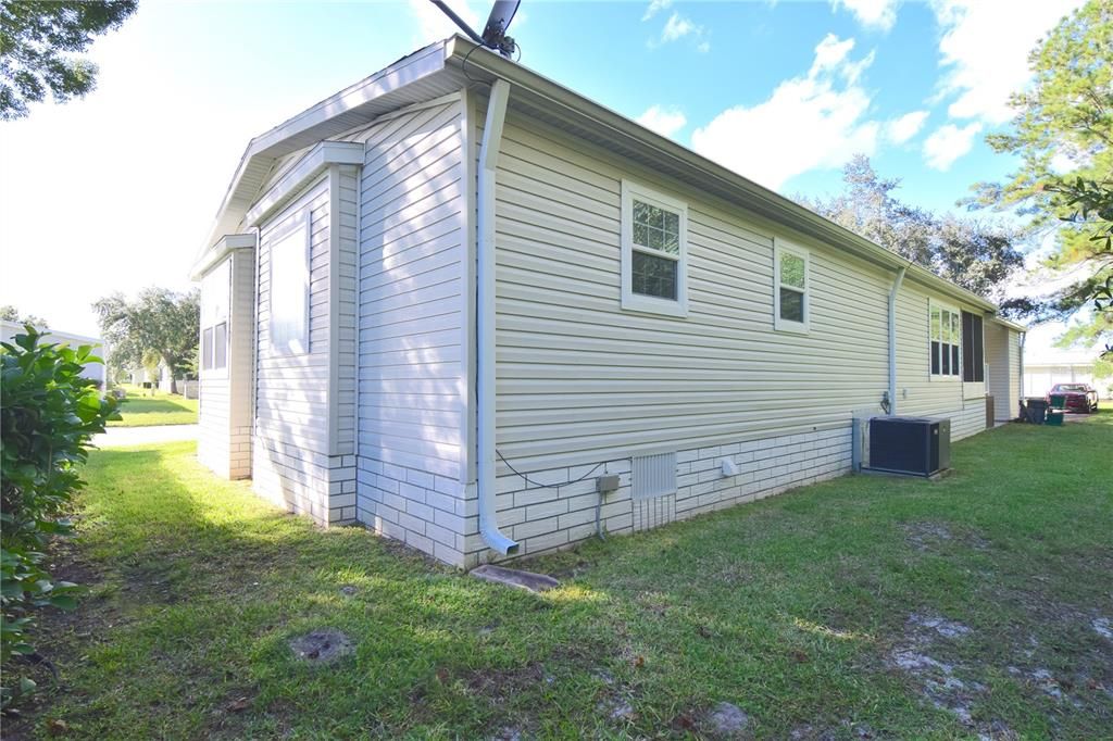 For Sale: $144,900 (2 beds, 2 baths, 1344 Square Feet)