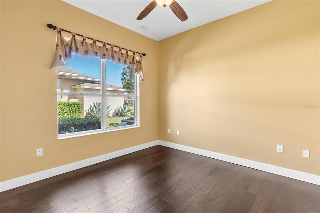 合同活跃: $399,900 (4 贝兹, 2 浴室, 2322 平方英尺)