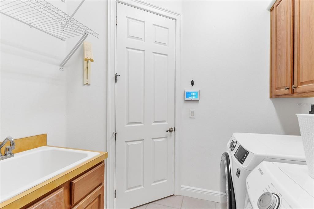 合同活跃: $399,900 (4 贝兹, 2 浴室, 2322 平方英尺)