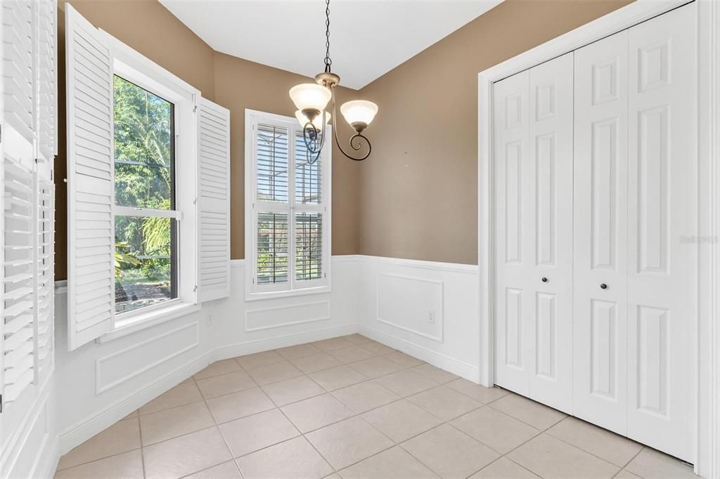 合同活跃: $399,900 (4 贝兹, 2 浴室, 2322 平方英尺)