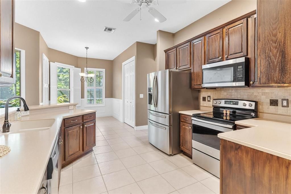 合同活跃: $399,900 (4 贝兹, 2 浴室, 2322 平方英尺)