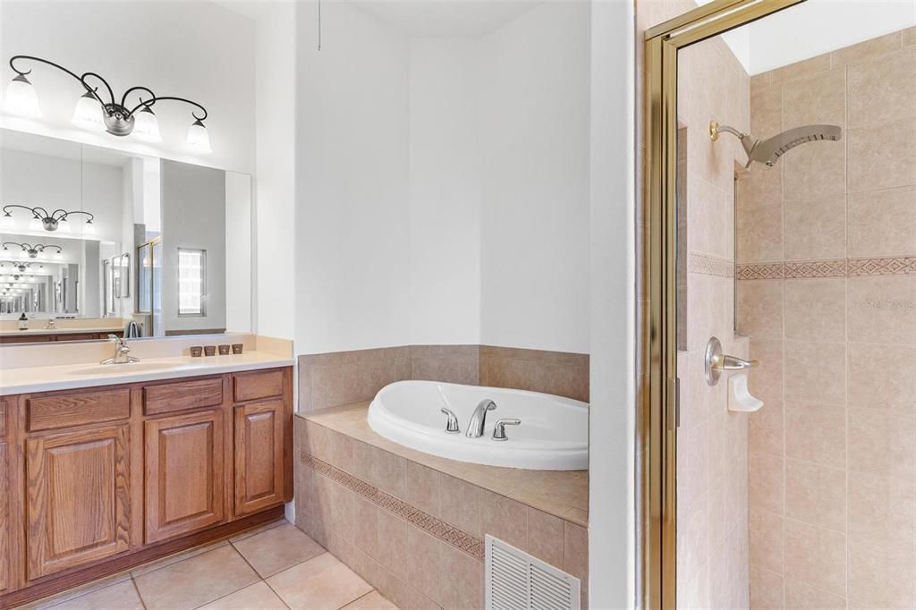 合同活跃: $399,900 (4 贝兹, 2 浴室, 2322 平方英尺)