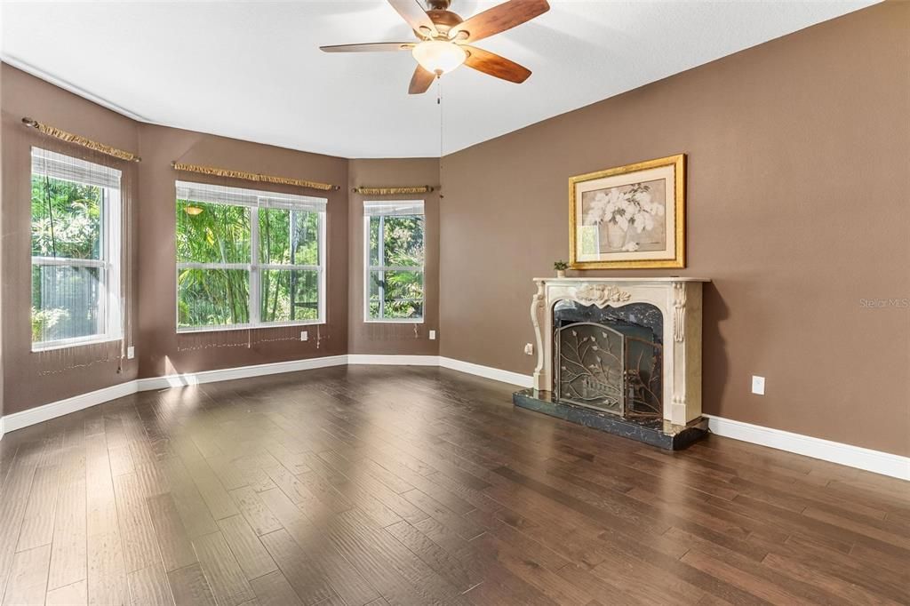 合同活跃: $399,900 (4 贝兹, 2 浴室, 2322 平方英尺)