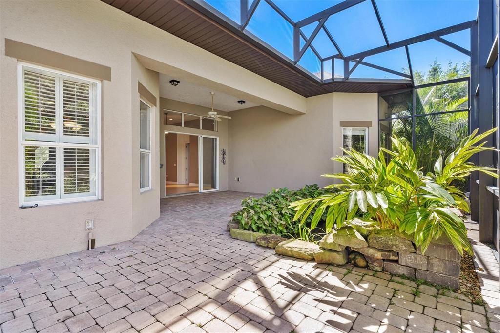 合同活跃: $399,900 (4 贝兹, 2 浴室, 2322 平方英尺)