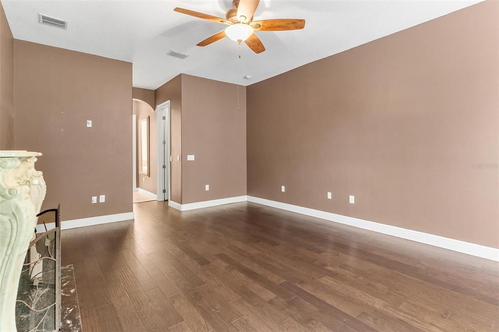 合同活跃: $399,900 (4 贝兹, 2 浴室, 2322 平方英尺)