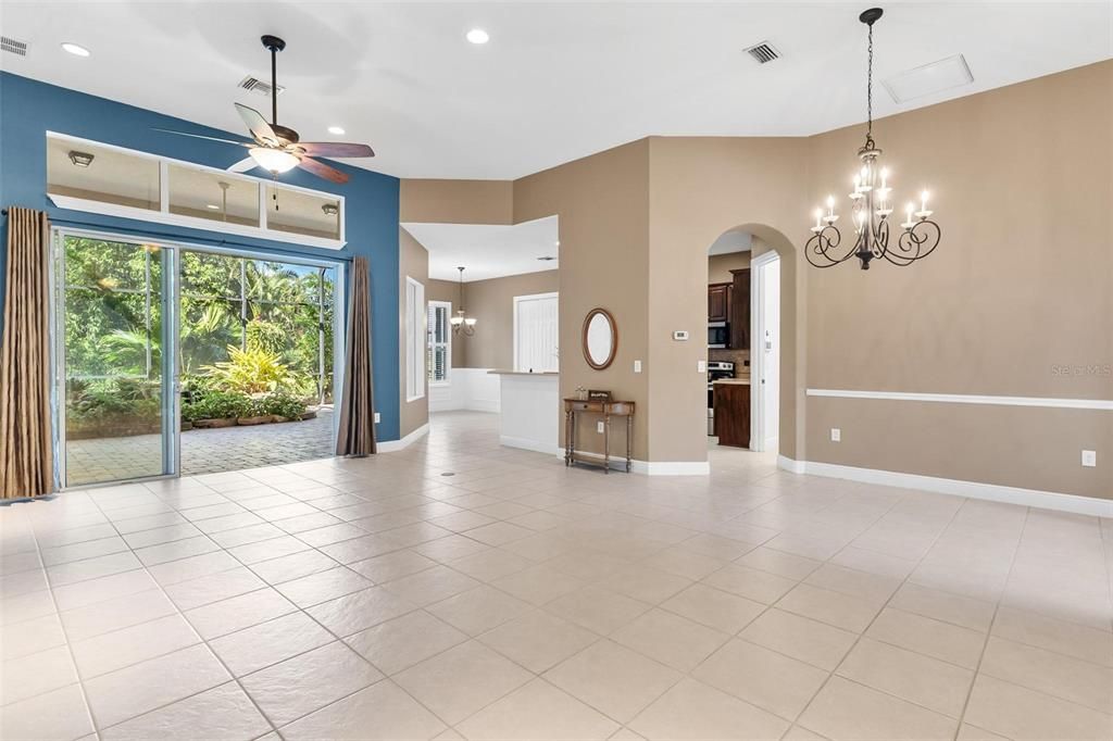 合同活跃: $399,900 (4 贝兹, 2 浴室, 2322 平方英尺)