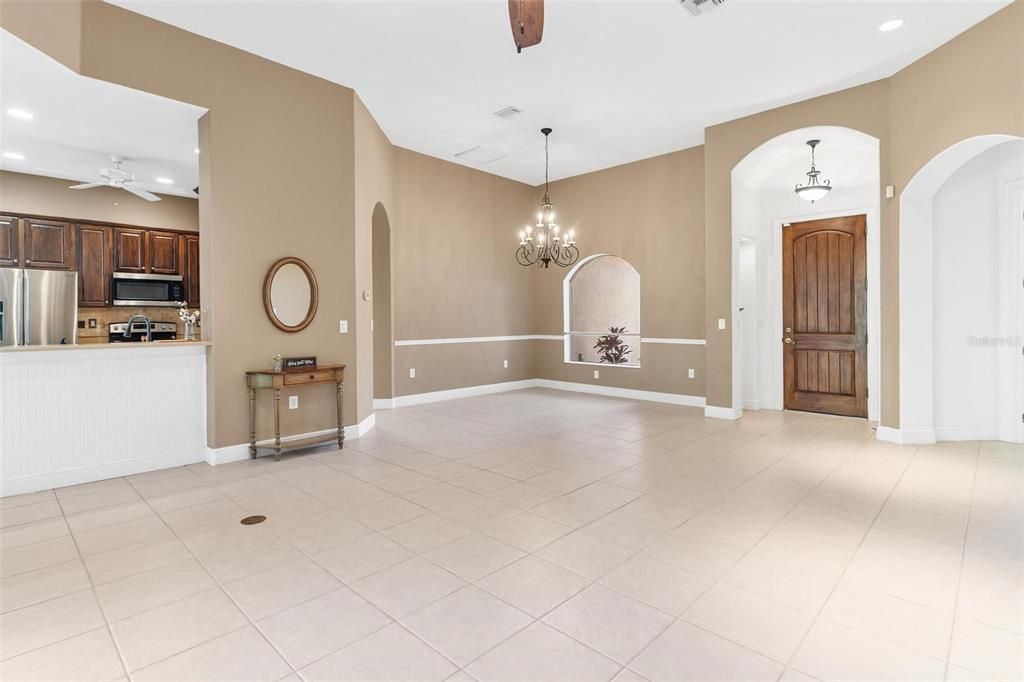 合同活跃: $399,900 (4 贝兹, 2 浴室, 2322 平方英尺)