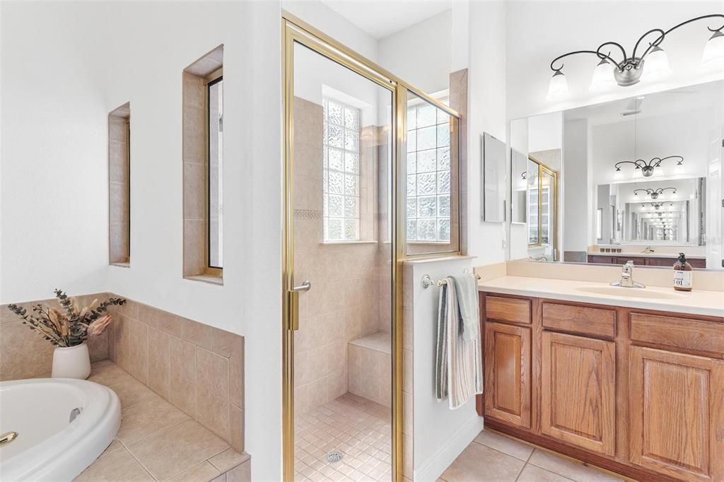 合同活跃: $399,900 (4 贝兹, 2 浴室, 2322 平方英尺)