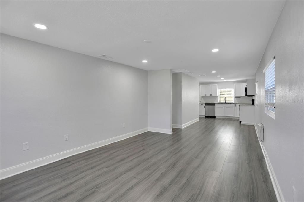 For Sale: $268,999 (2 beds, 1 baths, 912 Square Feet)