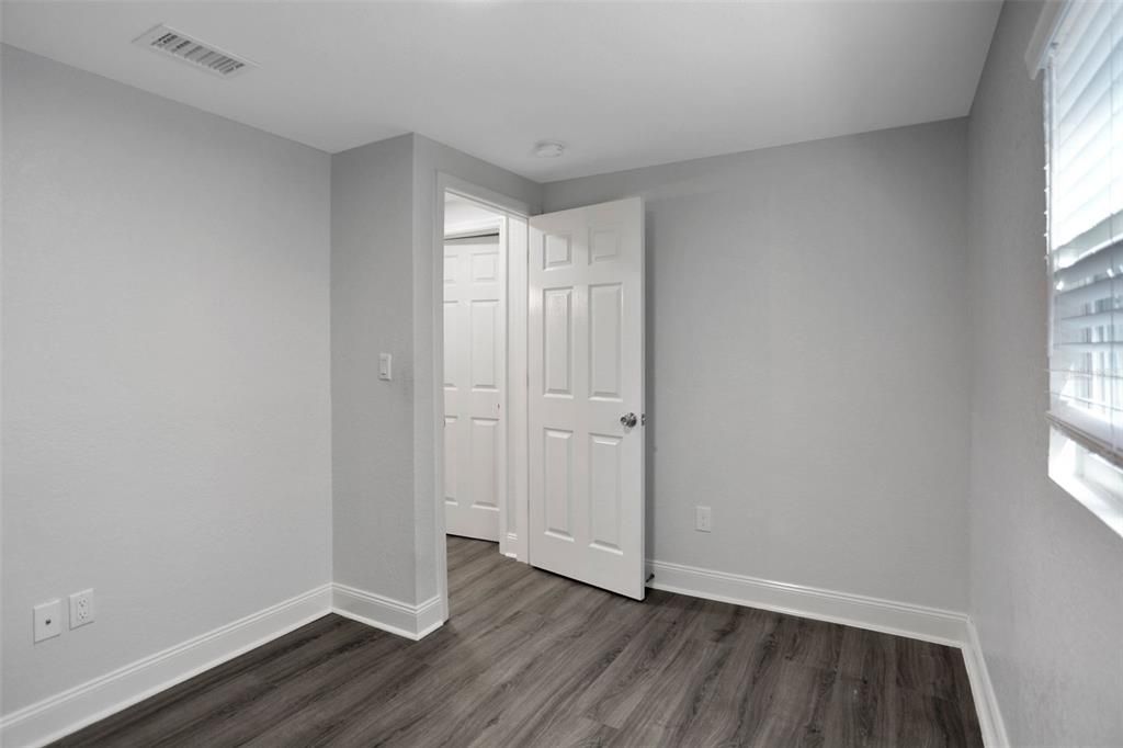 For Sale: $268,999 (2 beds, 1 baths, 912 Square Feet)