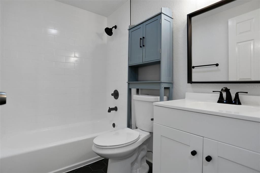 For Sale: $268,999 (2 beds, 1 baths, 912 Square Feet)