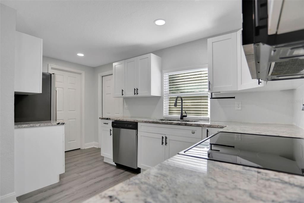 For Sale: $268,999 (2 beds, 1 baths, 912 Square Feet)