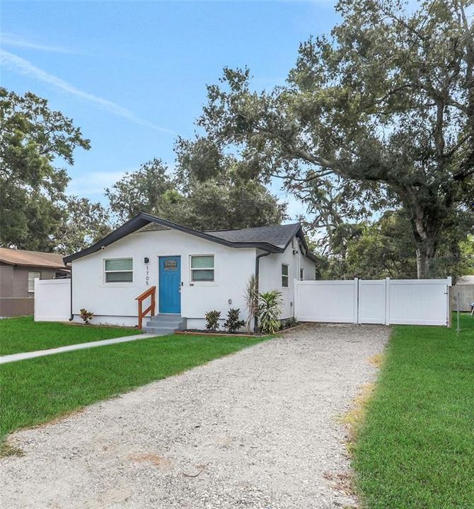 For Sale: $268,999 (2 beds, 1 baths, 912 Square Feet)