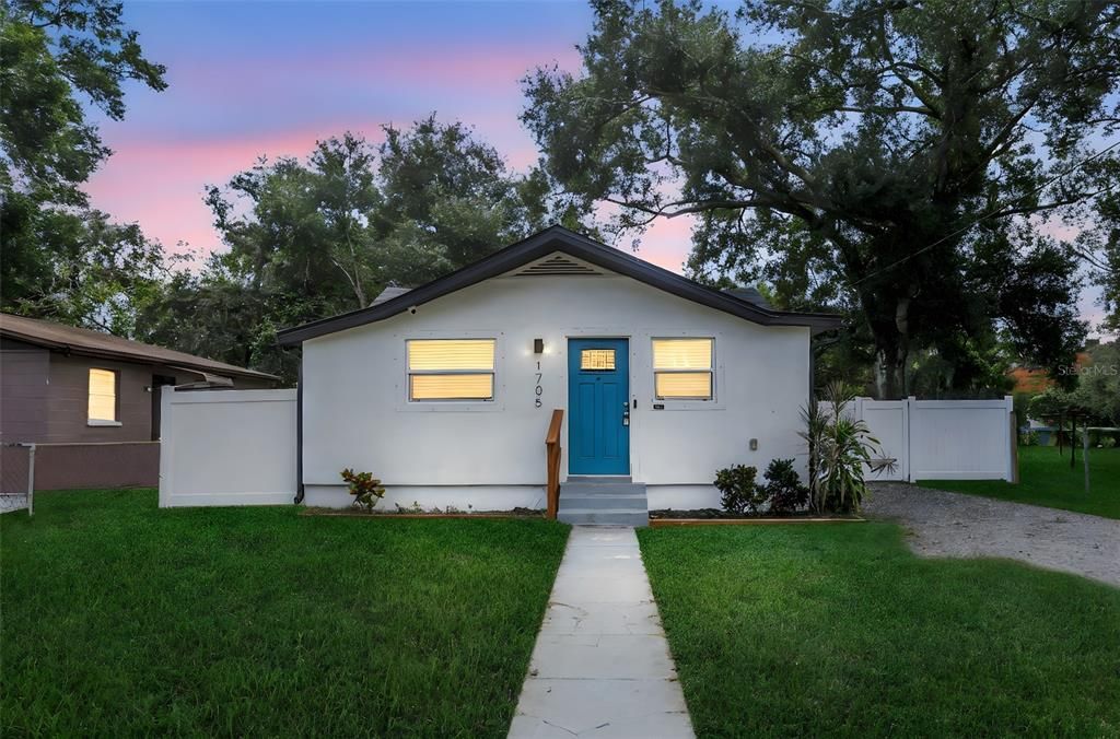 For Sale: $268,999 (2 beds, 1 baths, 912 Square Feet)