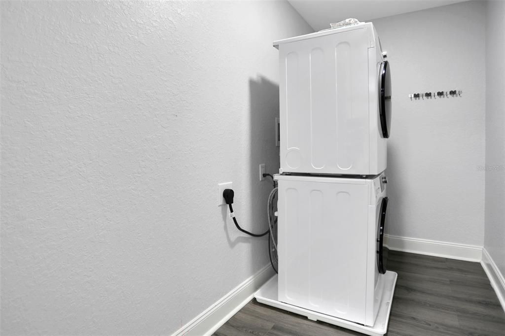 For Sale: $268,999 (2 beds, 1 baths, 912 Square Feet)