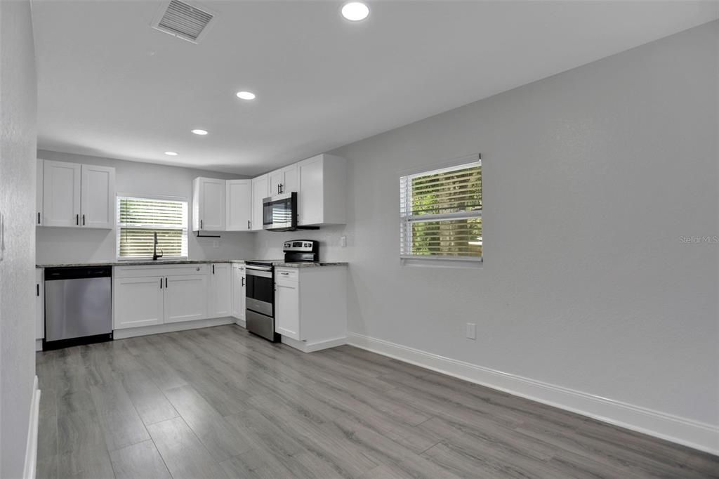 For Sale: $268,999 (2 beds, 1 baths, 912 Square Feet)