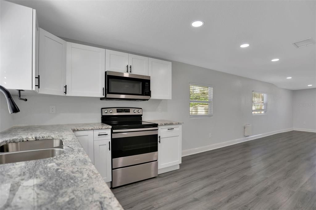 For Sale: $268,999 (2 beds, 1 baths, 912 Square Feet)