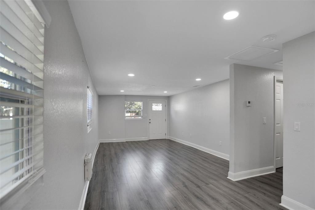 For Sale: $268,999 (2 beds, 1 baths, 912 Square Feet)
