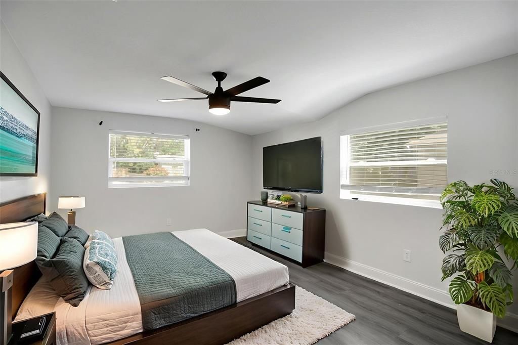 For Sale: $268,999 (2 beds, 1 baths, 912 Square Feet)