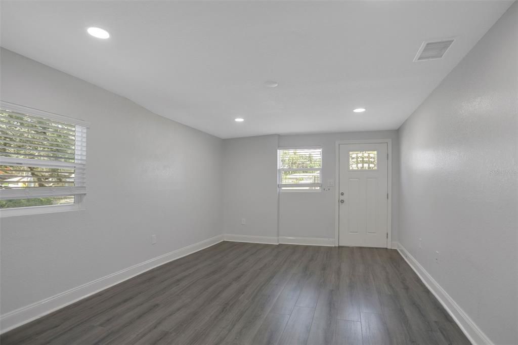 For Sale: $268,999 (2 beds, 1 baths, 912 Square Feet)