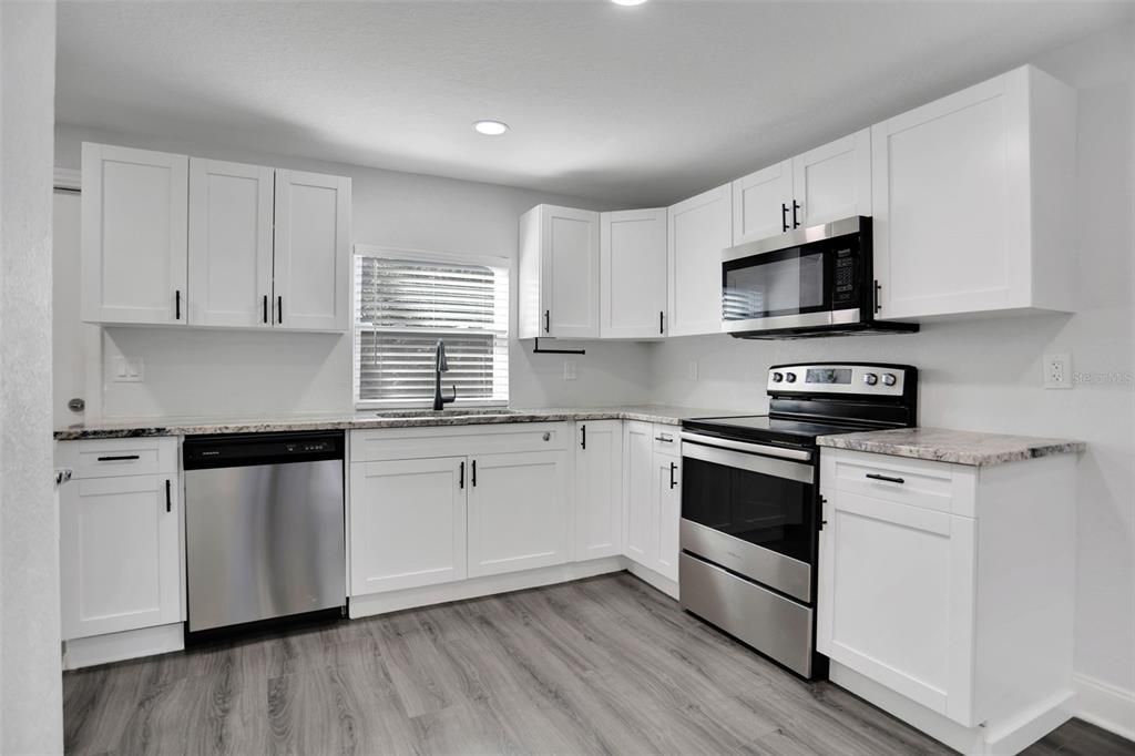 For Sale: $268,999 (2 beds, 1 baths, 912 Square Feet)