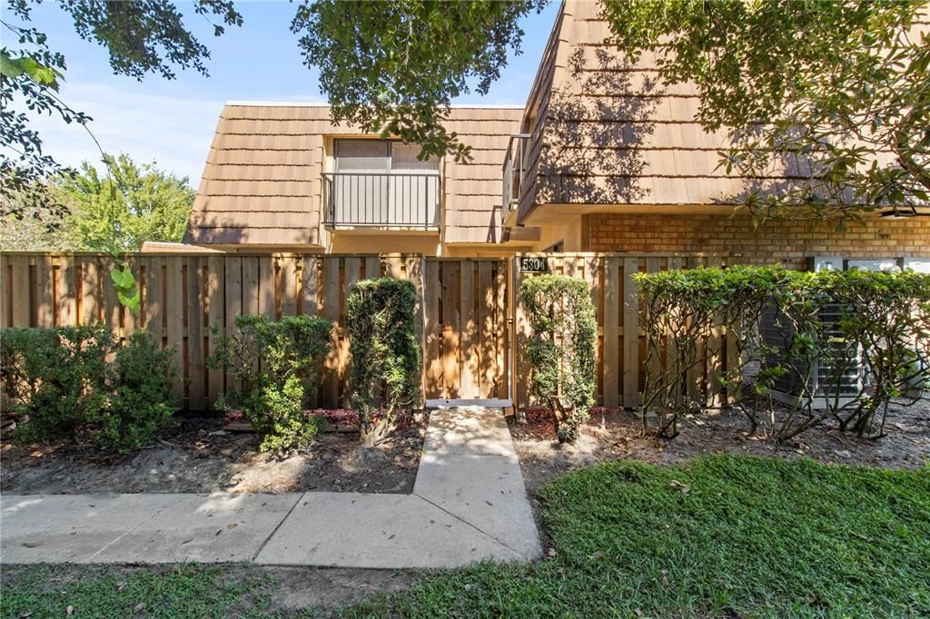 Recently Rented: $1,900 (2 beds, 2 baths, 1285 Square Feet)