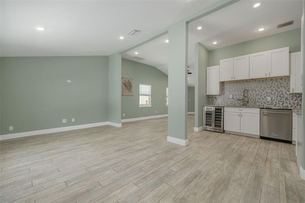 Active With Contract: $400,000 (3 beds, 2 baths, 1670 Square Feet)