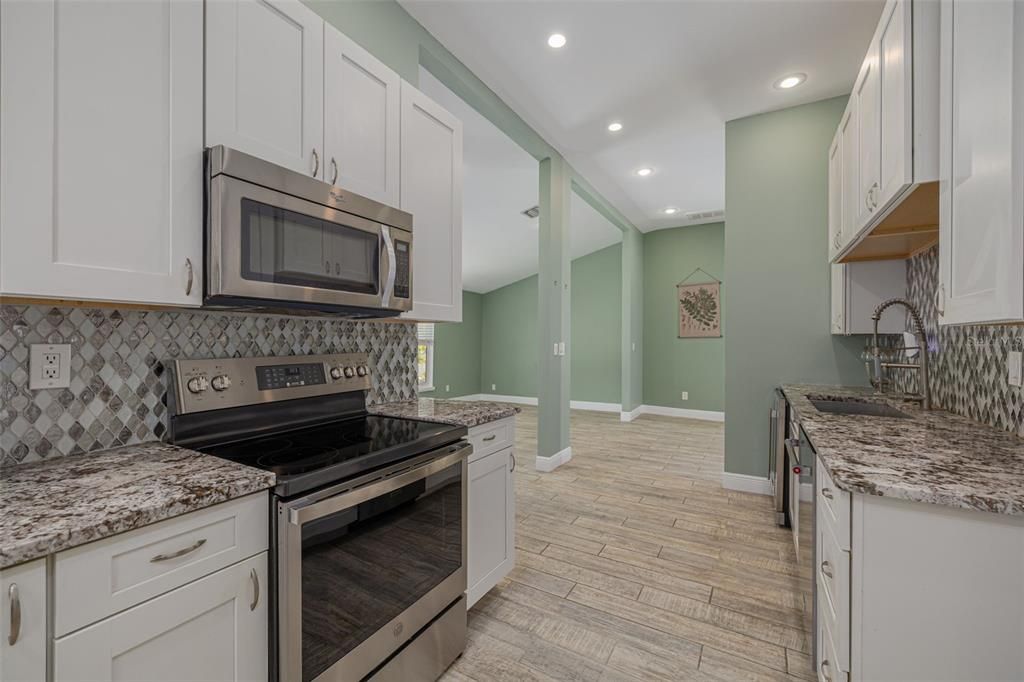 Active With Contract: $400,000 (3 beds, 2 baths, 1670 Square Feet)