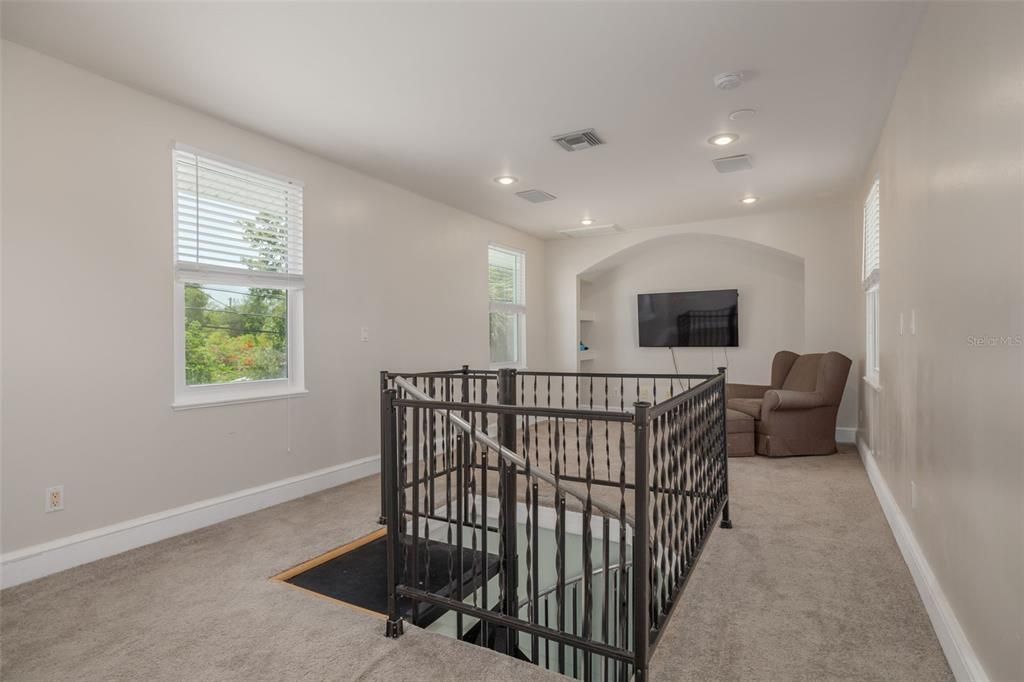 Active With Contract: $400,000 (3 beds, 2 baths, 1670 Square Feet)