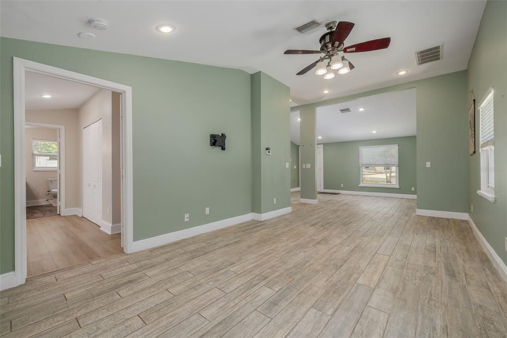 Active With Contract: $400,000 (3 beds, 2 baths, 1670 Square Feet)