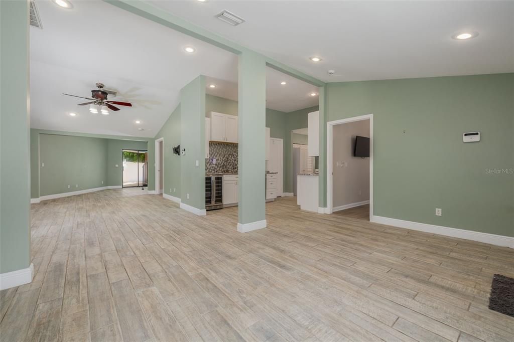 Active With Contract: $400,000 (3 beds, 2 baths, 1670 Square Feet)