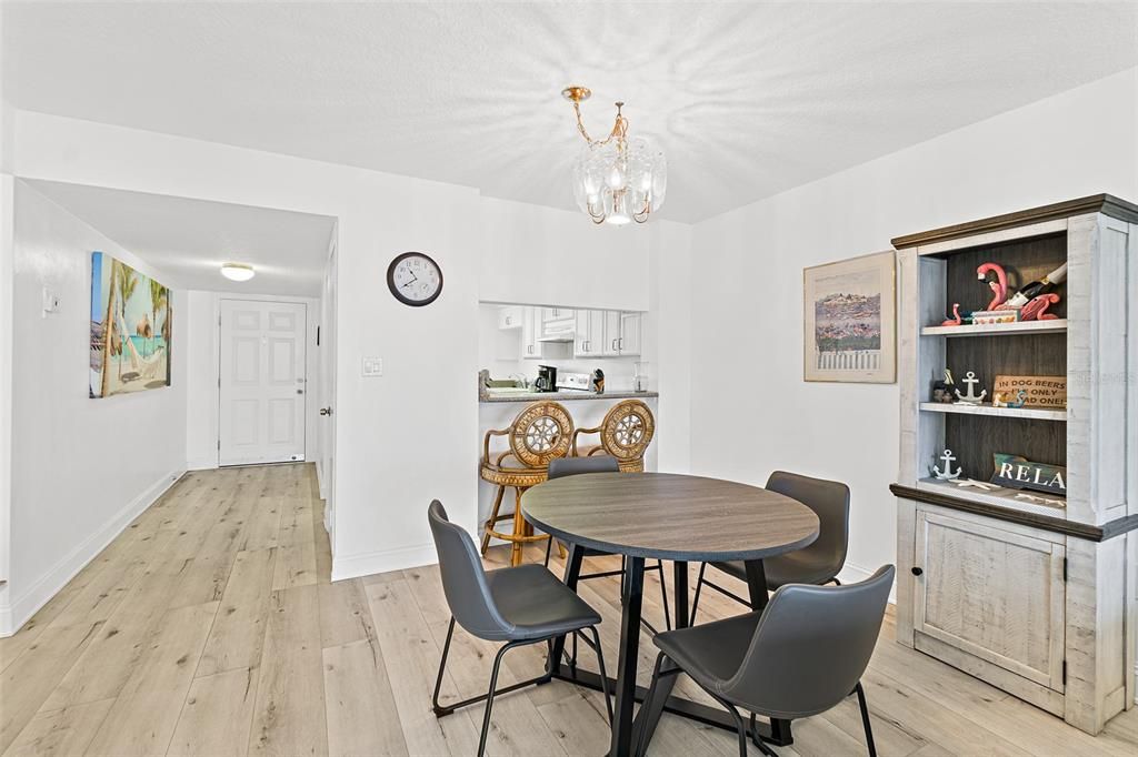 На продажу: $595,000 (2 спален, 2 ванн, 1145 Квадратных фут)