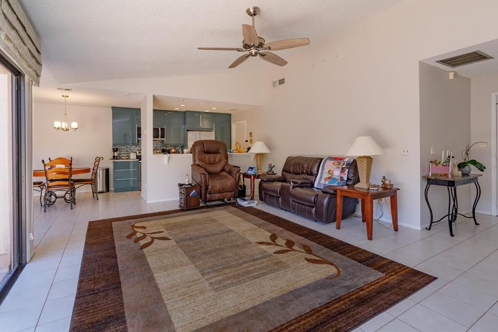 На продажу: $350,000 (3 спален, 2 ванн, 1300 Квадратных фут)