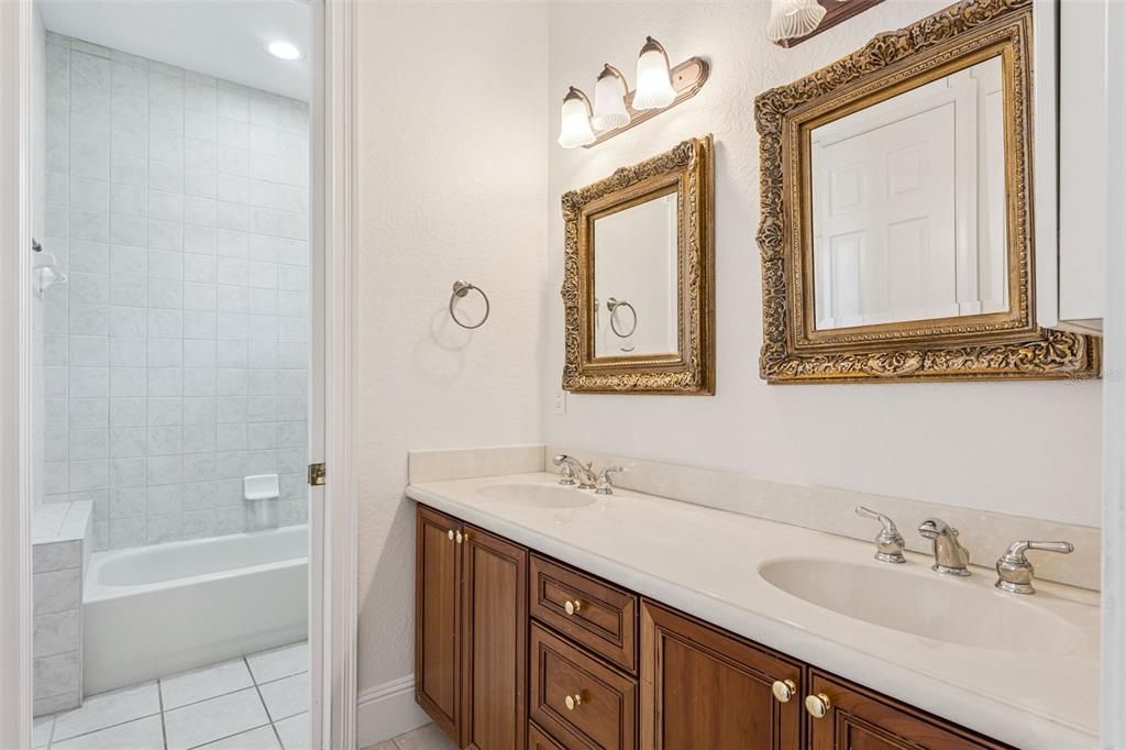 出租: $5,650 (5 贝兹, 5 浴室, 3845 平方英尺)