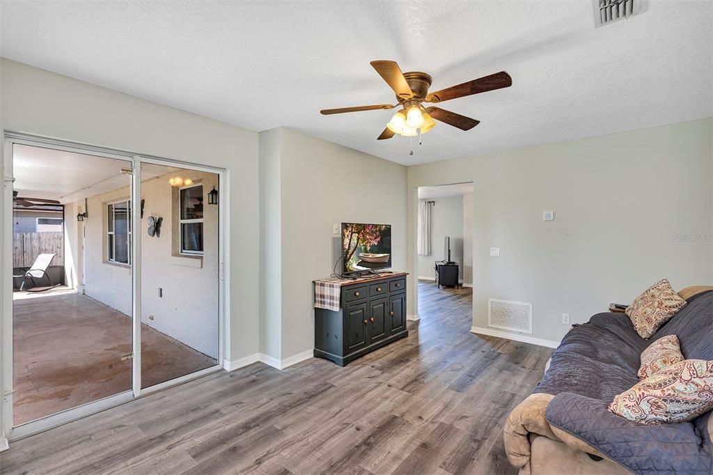 Activo con contrato: $389,900 (4 camas, 2 baños, 1636 Pies cuadrados)