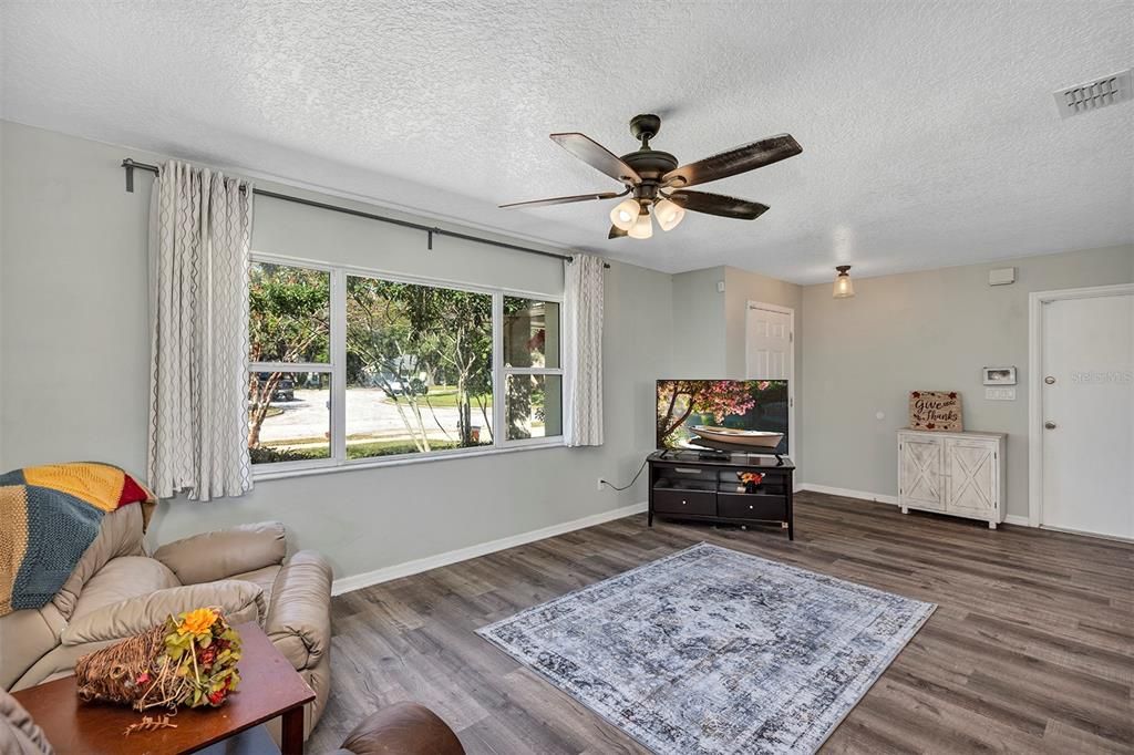 Activo con contrato: $389,900 (4 camas, 2 baños, 1636 Pies cuadrados)