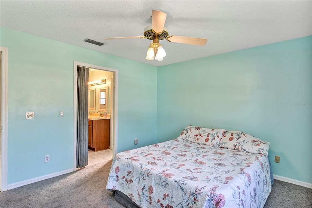 Activo con contrato: $389,900 (4 camas, 2 baños, 1636 Pies cuadrados)