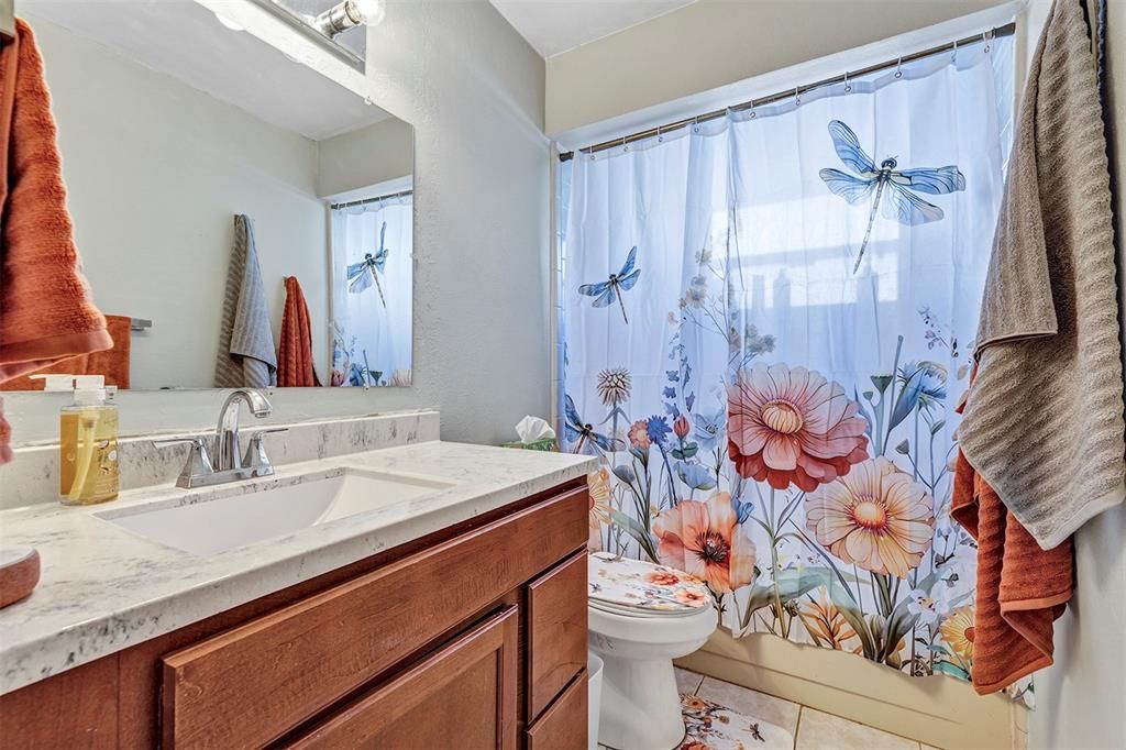 Activo con contrato: $389,900 (4 camas, 2 baños, 1636 Pies cuadrados)