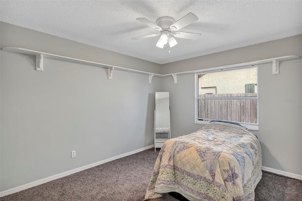 Activo con contrato: $389,900 (4 camas, 2 baños, 1636 Pies cuadrados)