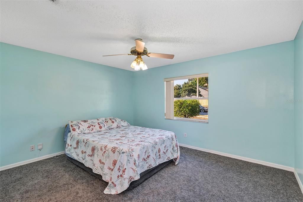 Activo con contrato: $389,900 (4 camas, 2 baños, 1636 Pies cuadrados)