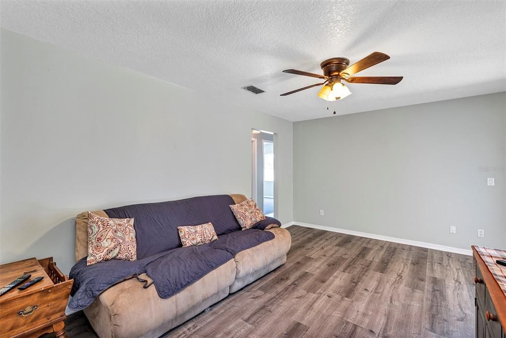 Activo con contrato: $389,900 (4 camas, 2 baños, 1636 Pies cuadrados)