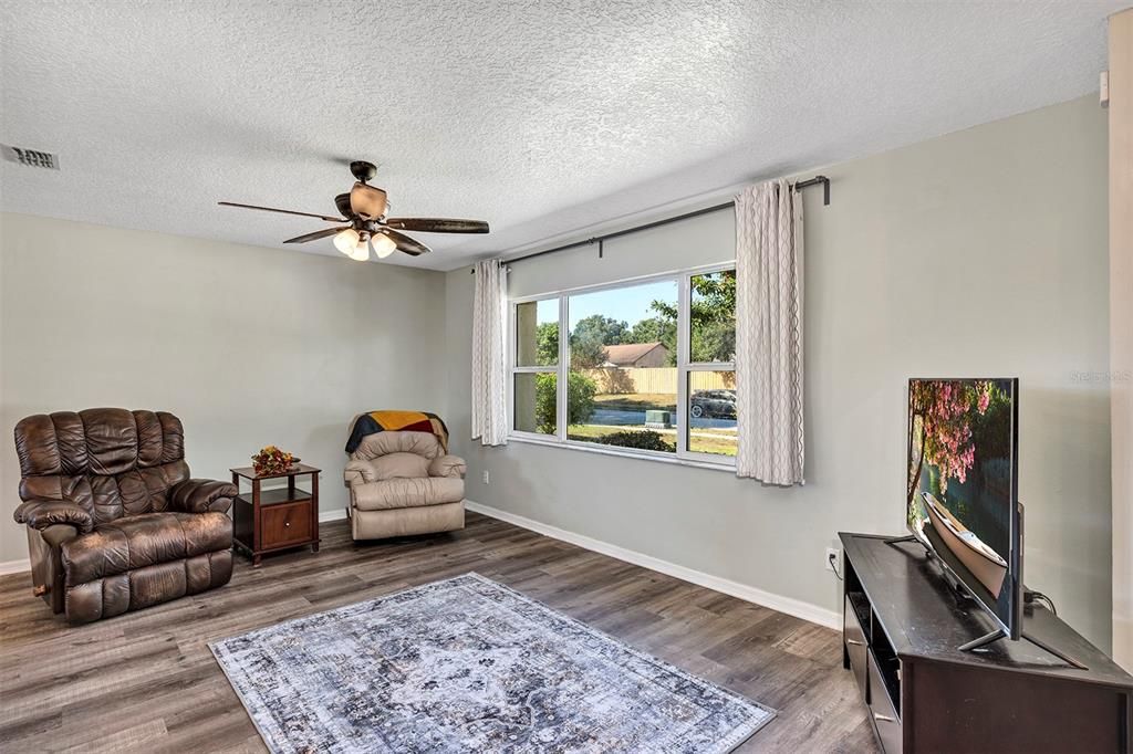 Activo con contrato: $389,900 (4 camas, 2 baños, 1636 Pies cuadrados)