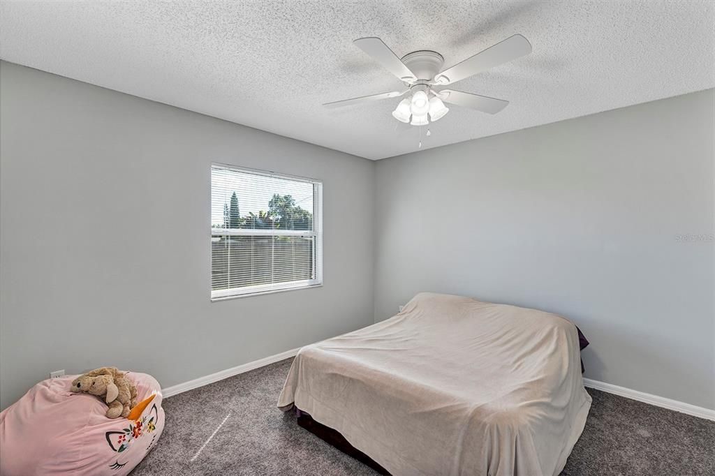 Activo con contrato: $389,900 (4 camas, 2 baños, 1636 Pies cuadrados)