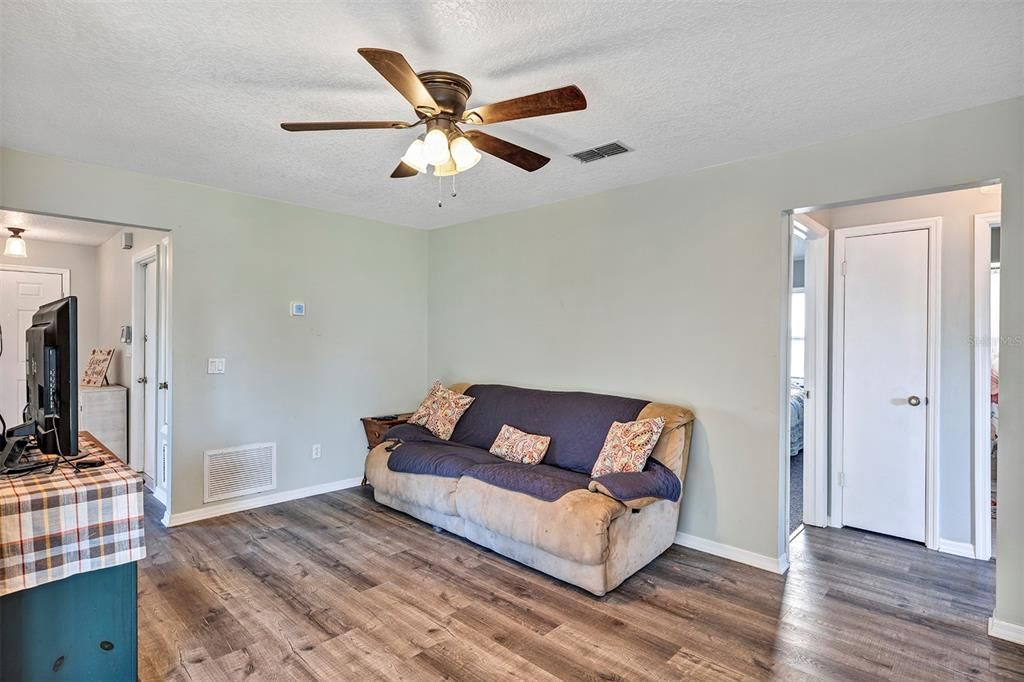 Activo con contrato: $389,900 (4 camas, 2 baños, 1636 Pies cuadrados)