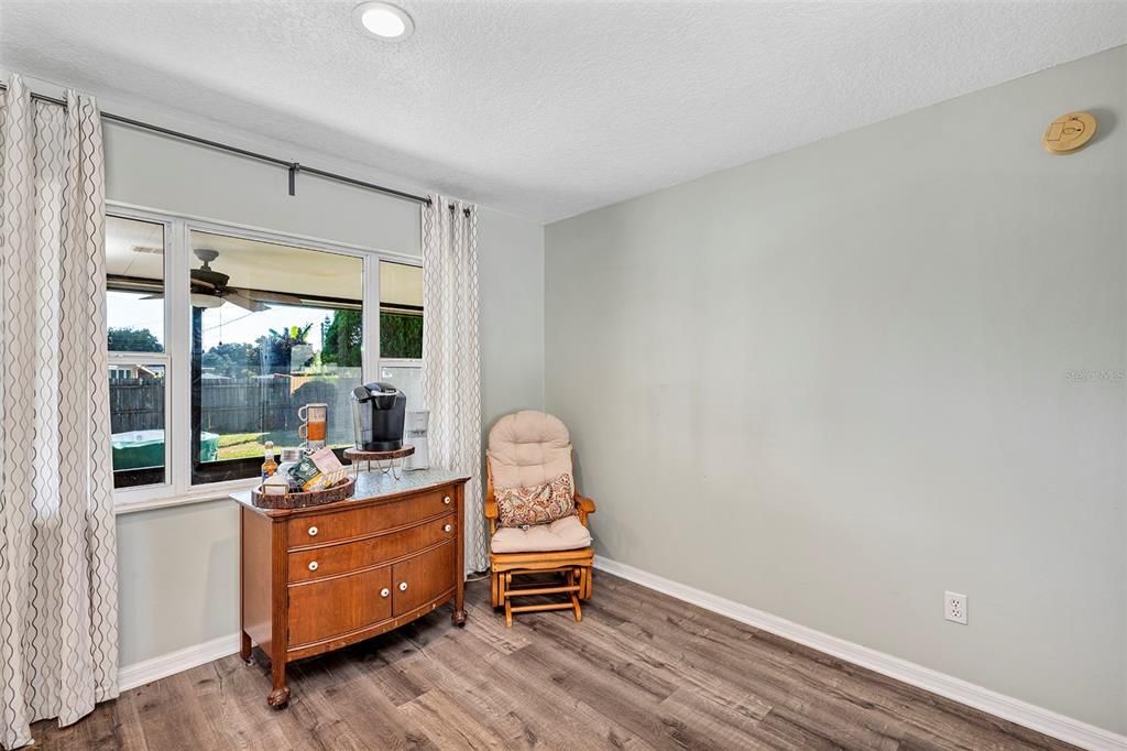 Activo con contrato: $389,900 (4 camas, 2 baños, 1636 Pies cuadrados)